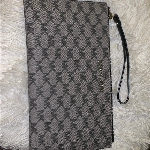 Michael Kors Handbags - Michael Kors Hand Wallet Michael Kors Handbags - Michael Kors Hand Wallet